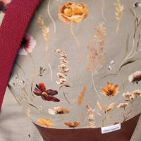 Umhängetasche mit weinroten und goldgelben Wiesenblumen dazu passendes Kunstleder und Gurtband Bild 4