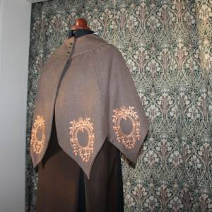 7 Panels Cape aus reiner Wolle hellbraun mit viktorianischer Stickerei Bild 3