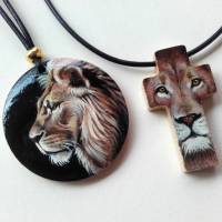 Kreuz-Anhänger aus Holz mit handgemaltem Löwen, Krafttier, Seelentier, Kreuzanhänger Bild 3