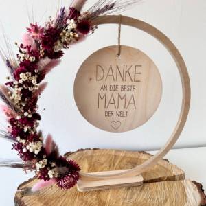 Holzscheibe im Ring mit Trockenblumen und Gravur zum Muttertag Bild 2