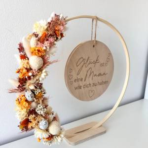 Holzscheibe im Ring mit Trockenblumen und Gravur zum Muttertag Bild 5