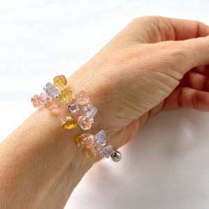 Pastellfarbiges Armband aus Glasblüten auf Edelstahl geknotet 19 cm mit Silber Verschluss Bild 3