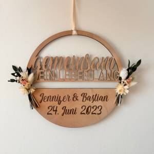 Personalisierter Holzring zur Hochzeit mit Trockenblumen und Spruch Gemeinsam ein Leben lang Hochzeitsgeschenk Bild 1