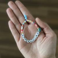 Armband „Schulkind“ Frosch - Elastisches Armband mit Heishi-Perlen, Acrylperlen und Schriftzug „Schulkind“ Bild 3