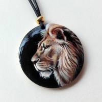 Krafttier-Amulett Löwe, handbemalter Anhänger mit majestätischem Löwen, bemalter Schmuck auf Holzscheibe Bild 1