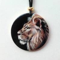 Krafttier-Amulett Löwe, handbemalter Anhänger mit majestätischem Löwen, bemalter Schmuck auf Holzscheibe Bild 2