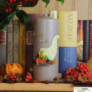 taupefarbige Herbstkerze zu Erntedank, verziert mit Füllhorn, Obst und Gemüse, Herbstdeko Bild 6