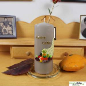 taupefarbige Herbstkerze zu Erntedank, verziert mit Füllhorn, Obst und Gemüse, Herbstdeko Bild 7