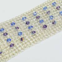 Funkelnde Kristalle in Blautönen und Silber - Damen-Armband gehäkelt aus versilbertem Draht Bild 1