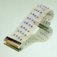 Funkelnde Kristalle in Blautönen und Silber - Damen-Armband gehäkelt aus versilbertem Draht Bild 3