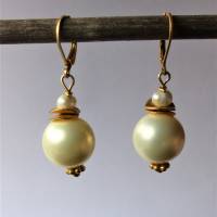 Coole Ohrhänger mit weißen Muschel-Perlen, Ein toller vergoldeter Hingucker in klassischem Design Bild 1