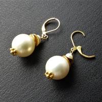 Coole Ohrhänger mit weißen Muschel-Perlen, Ein toller vergoldeter Hingucker in klassischem Design Bild 2