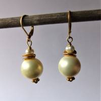 Coole Ohrhänger mit weißen Muschel-Perlen, Ein toller vergoldeter Hingucker in klassischem Design Bild 3