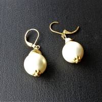 Coole Ohrhänger mit weißen Muschel-Perlen, Ein toller vergoldeter Hingucker in klassischem Design Bild 5