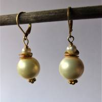 Coole Ohrhänger mit weißen Muschel-Perlen, Ein toller vergoldeter Hingucker in klassischem Design Bild 6