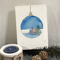Schöne Weihnachtskarte mit Landschaft auf Weihnachtskugel - handgemalte Karte (A6) mit hochwertigen Aquarellfarben Bild 1