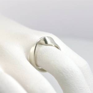 Hand geschmiedeter Ring Möbiusband 925 Silber Bild 1