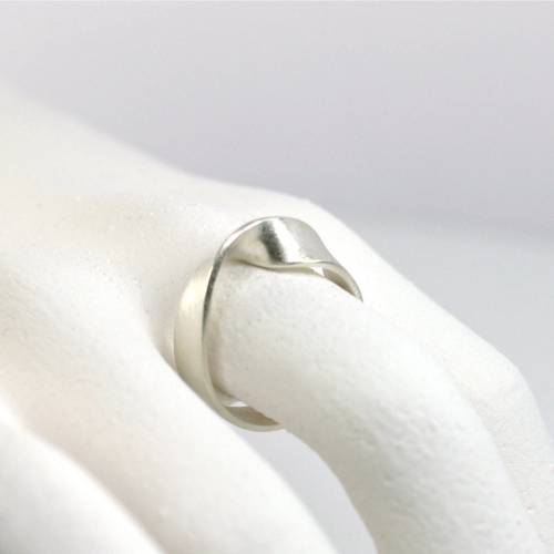 Hand geschmiedeter Ring Möbiusband 925 Silber