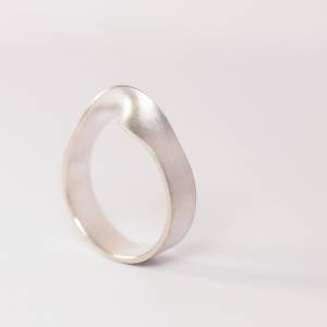 Hand geschmiedeter Ring Möbiusband 925 Silber Bild 2