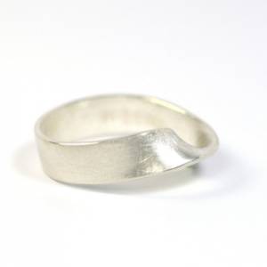 Hand geschmiedeter Ring Möbiusband 925 Silber Bild 3
