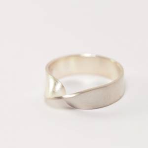 Hand geschmiedeter Ring Möbiusband 925 Silber Bild 5