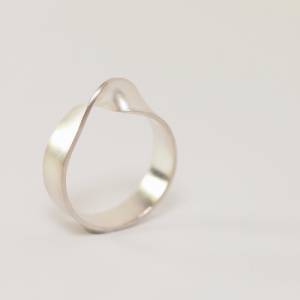 Hand geschmiedeter Ring Möbiusband 925 Silber Bild 8