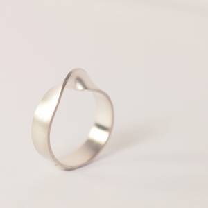 Hand geschmiedeter Ring Möbiusband 925 Silber Bild 9