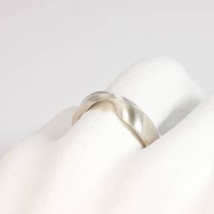 Hand geschmiedeter Möbius Ring Silber Bild 3