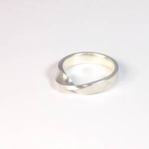 Hand geschmiedeter Möbius Ring Silber Bild 4