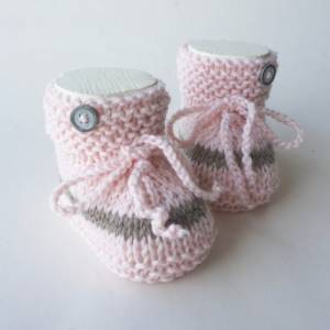 Babyschuhe Merino rosa taupe pastell gestrickt Strickschuhe Baby Geschenk Geburt Wolle Knopf Handarbeit handgestrickt Bild 1