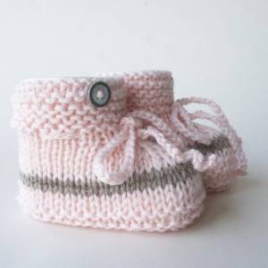 Babyschuhe Merino rosa taupe pastell gestrickt Strickschuhe Baby Geschenk Geburt Wolle Knopf Handarbeit handgestrickt Bild 2