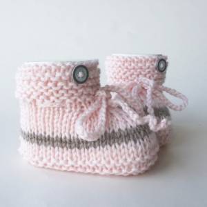 Babyschuhe Merino rosa taupe pastell gestrickt Strickschuhe Baby Geschenk Geburt Wolle Knopf Handarbeit handgestrickt Bild 3