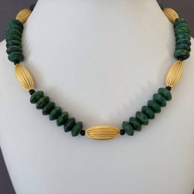 Grüne Edelsteinkette: Prasem mit vergoldetem Tombak und Onyx, Geschenk für Mann und Frau, Handarbeit aus Bayern