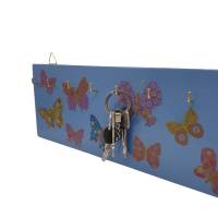 handgefertigtes Schlüsselbrett aus Holz in blau mit bunten Schmetterlingen Bild 1