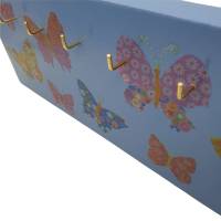 handgefertigtes Schlüsselbrett aus Holz in blau mit bunten Schmetterlingen Bild 2