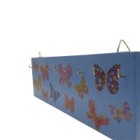 handgefertigtes Schlüsselbrett aus Holz in blau mit bunten Schmetterlingen Bild 4