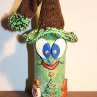 Geldgeschenk Dekofigur GRÜNWICHTEL Weihnachtswichtel witzige Upcyclingfigur aus Weinflasche, gestrickte Accessoires Bild 2