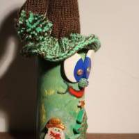 Geldgeschenk Dekofigur GRÜNWICHTEL Weihnachtswichtel witzige Upcyclingfigur aus Weinflasche, gestrickte Accessoires Bild 4