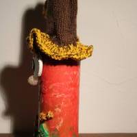 Geldgeschenk Dekofigur ROTWICHTEL Weihnachtswichtel witzige Upcyclingfigur aus Weinflasche, gestrickte Accessoires Bild 7