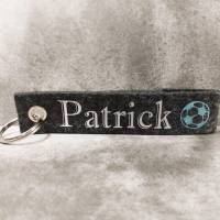 Schlüsselanhänger aus Filz mit dem Namen Patrick und Fußballmotiv in Anthrazit - Abverkauf Bild 1