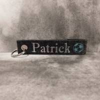 Schlüsselanhänger aus Filz mit dem Namen Patrick und Fußballmotiv in Anthrazit - Abverkauf Bild 2