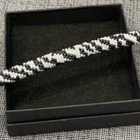 Armband Schmuck Armreif Schlauchkette gehäkelt mit Baumwollgarn und kleinen Miyuki Glasperlen Bild 3