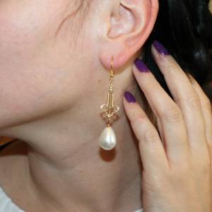 Historisch inspirierte Ohrringe vergoldet im Stil Art Nouveau mit großer Perle Bild 2