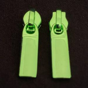 Zipper Intense Colors, schmal, grün / Schieber für schmale Endlosreißverschlüsse mit Spiralraupe / Anhänger / Puller Bild 2