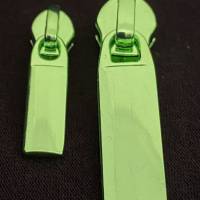 Zipper Intense Colors, schmal, grün / Schieber für schmale Endlosreißverschlüsse mit Spiralraupe / Anhänger / Puller Bild 4