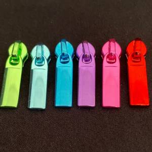 Zipper Intense Colors, schmal, lila / Schieber für schmale Endlosreißverschlüsse mit Spiralraupe / Anhänger / Puller Bild 3