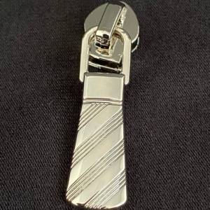 Zipper Stripes, breit, silber / Schieber für Reißverschlüsse mit Spiralraupe Bild 1
