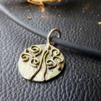 Silberanhänger mit Symbolcarakter dem Baum des Lebens in Gold, Unikat handgeschmiedet aus recyceltem Silber Bild 3