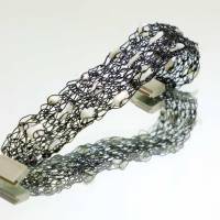 Perlmutt-Damen-Armband gehäkelt aus schwarz lackiertem Draht mit Magnetverschluss Bild 2