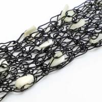 Perlmutt-Damen-Armband gehäkelt aus schwarz lackiertem Draht mit Magnetverschluss Bild 3